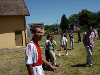 *voila un des surveillant des mecs * 